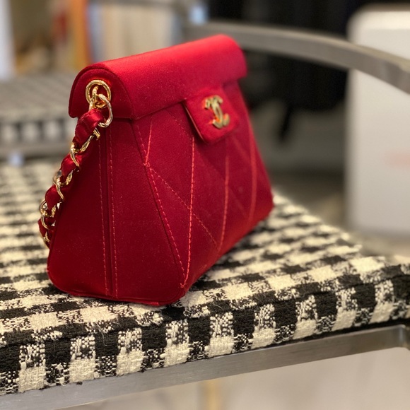 SOLD ‼️ Chanel Red Satin Clutch Purse - Picture 2 of 4